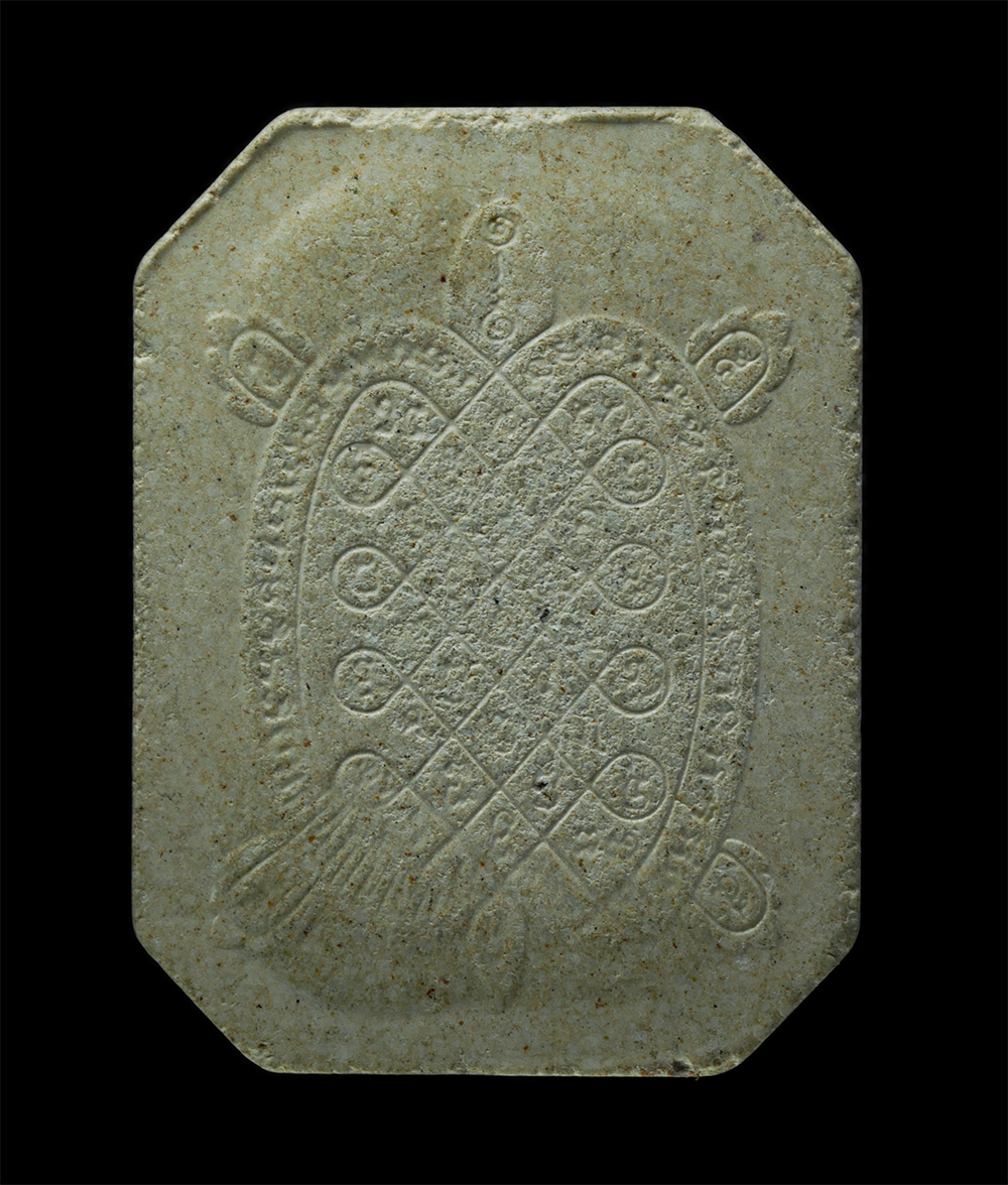 พระผงกล่องขาว17 (28)p.jpg - พระผงรูปเหมือน หลวงปู่หลิว วัดไร่แตงทอง จ.นครปฐม รุ่นแซยิด 88 ปี พ.ศ.2539  เนื้อผงพุทธคุณ ผงว่าน | https://kamulet.in.th